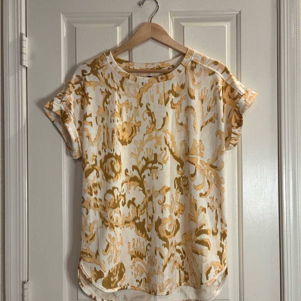 Cupio White Tee with Gold Scroll Design